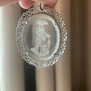 Vintage Avon 1980s Victorian Lady Etched Intaglio Glass Pendant Necklace